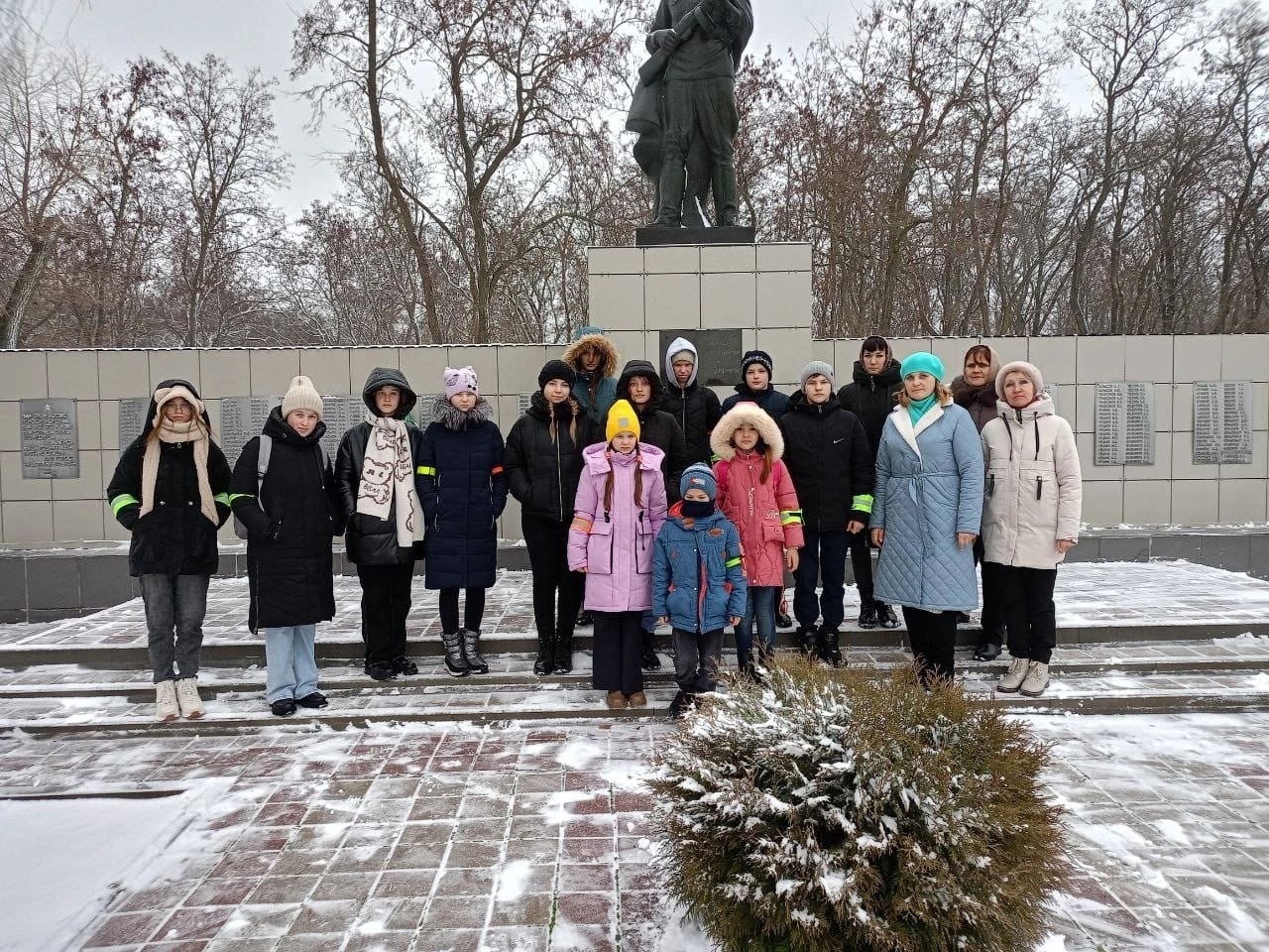 Акция возложения венков к мемориалу «Имя твоё неизвестно, подвиг твой бессмертен!».