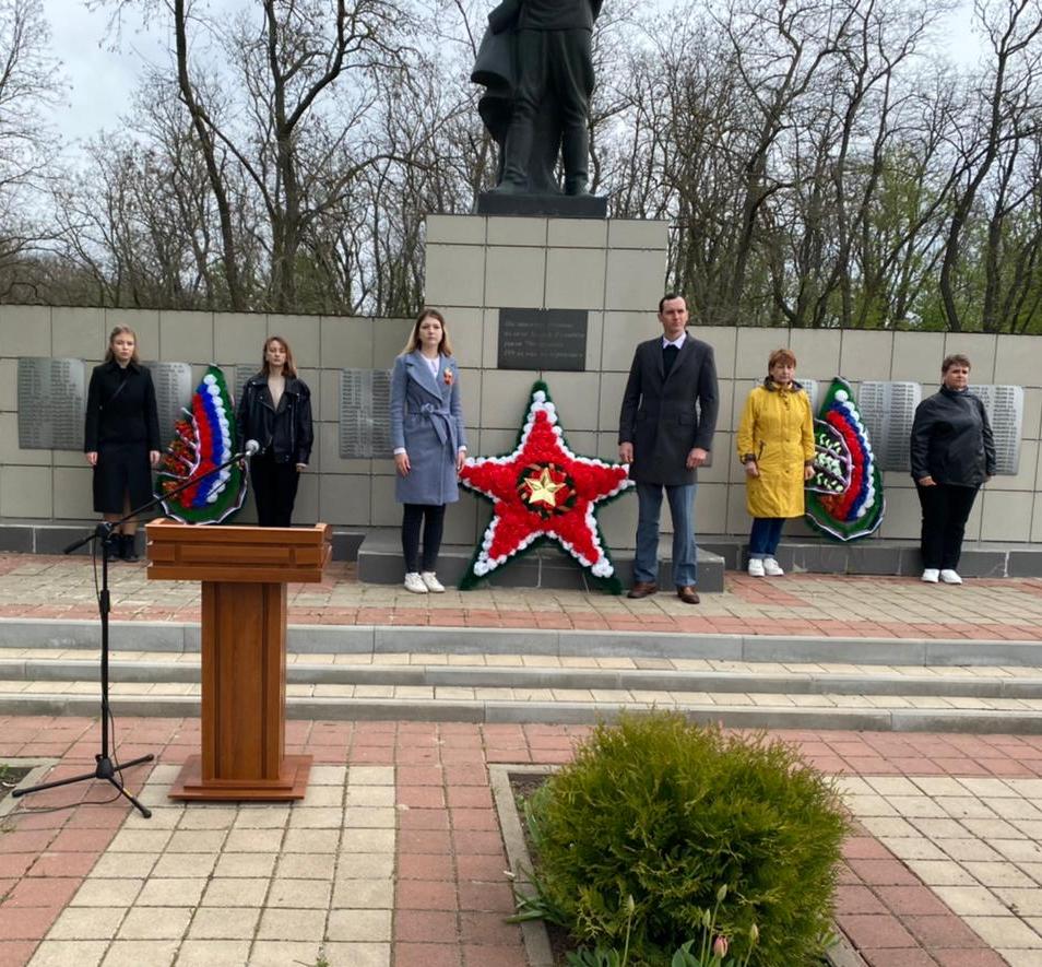 Торжественное возложение венков к памятнику, павшим в годы Великой Отечественной войны.